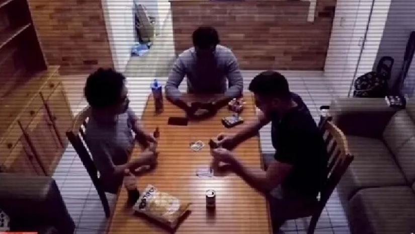 মেসের সব ঘরে ক্যামেরা লাগালেন মালিক, কী বলছেন ছাত্ররা?