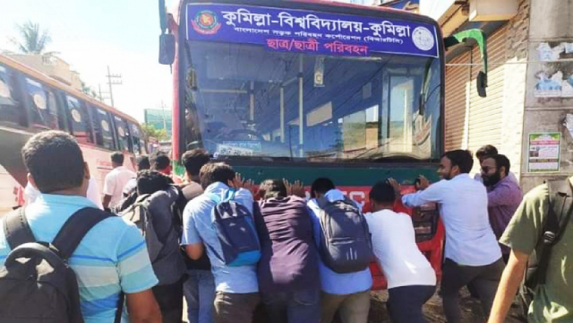 ঠেলে-ঠেলে কুবির বিকল বাস রাস্তা থেকে সরাচ্ছেন শিক্ষার্থীরা