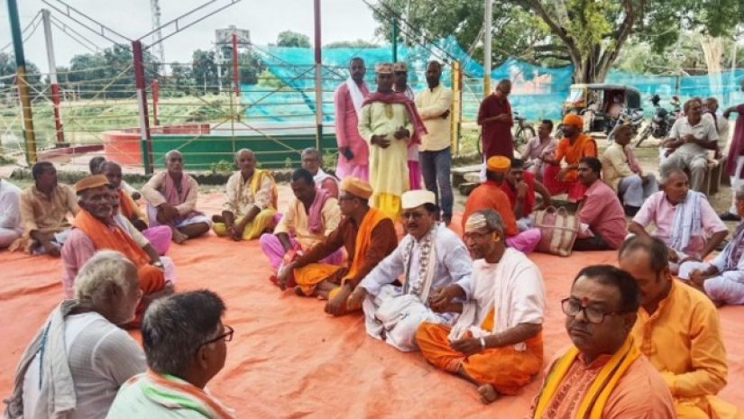 হাটে বসে আছেন বিবাহ উপযুক্ত পাত্র