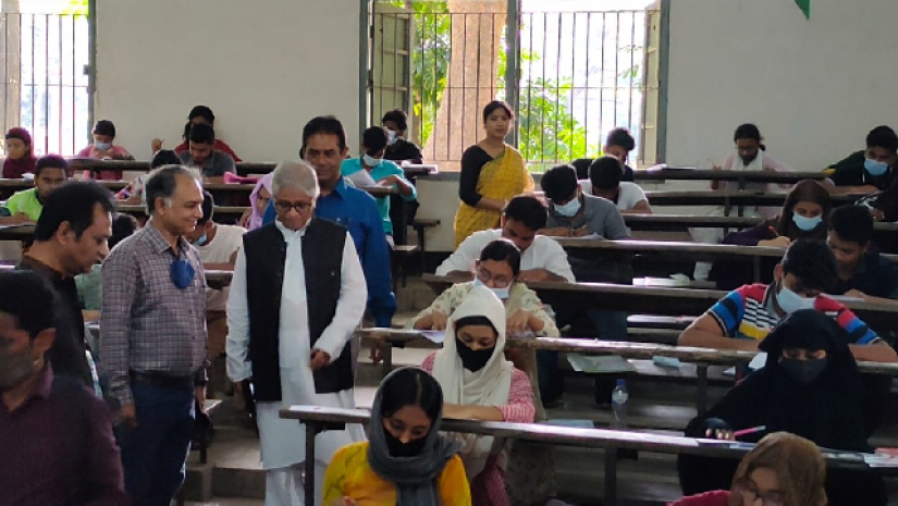 সাত কলেজের ভর্তি পরীক্ষা শুরুর পর ঢাকা কলেজে বিজ্ঞান ইউনিটের ভর্তি পরীক্ষা কেন্দ্র পরিদর্শন