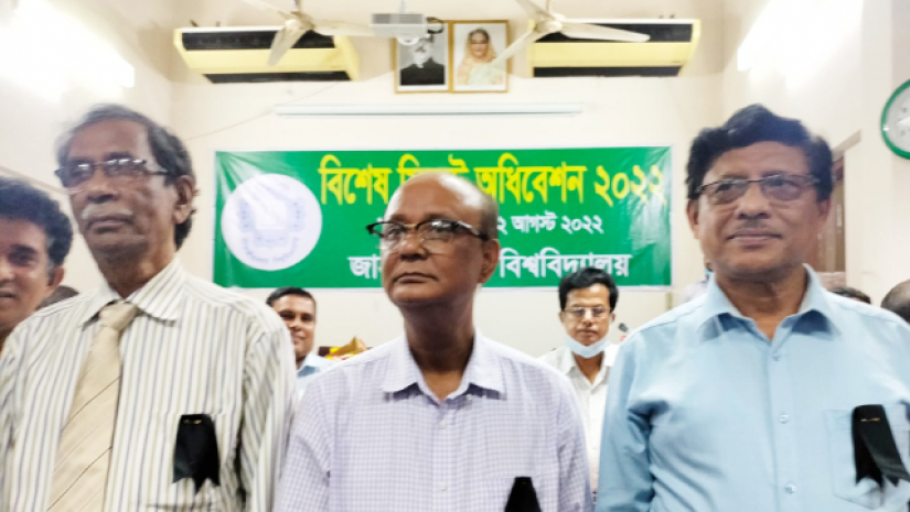 অর্থনীতি বিভাগের অধ্যাপক অধ্যাপক আমির হোসেন, পদার্থবিজ্ঞান বিভাগের অধ্যাপক নূরুল আলম ও পরিসংখ্যান বিভাগের অজিত কুমার মজুমদার