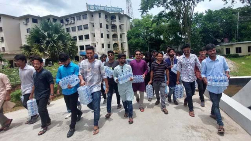 পরীক্ষার্থী ও অভিভাবকদের পাশে কুবি ছাত্রলীগ