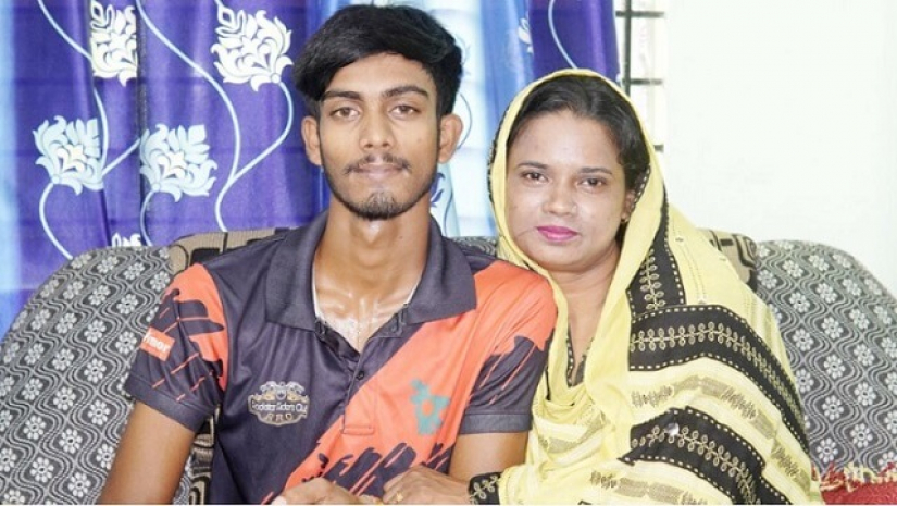 শিক্ষিকা খাইরুন নাহার ও কলেজছাত্র মামুন