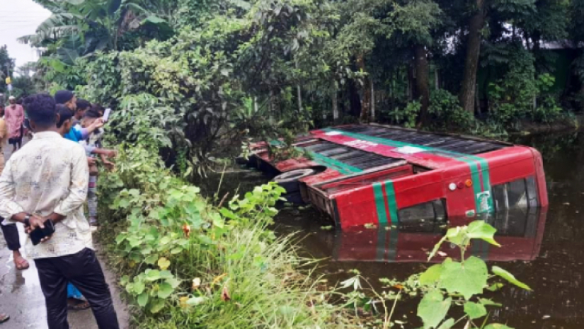 ডোবায় পড়ে যাওয়া নোবিপ্রবির এ বাসের নাম ‘গন্ধরাজ’
