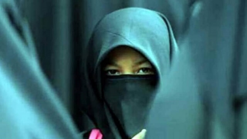 হিজাব পরায় তিন ছাত্রীর সঙ্গে অসদাচরণের অভিযোগ উঠেছে
