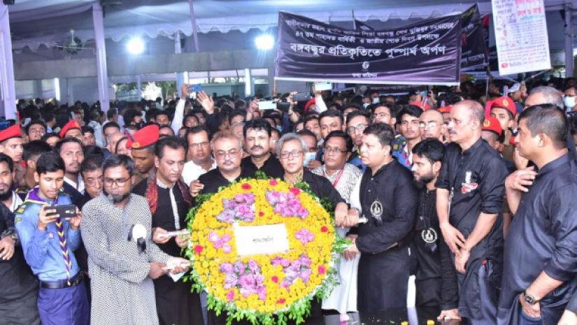বঙ্গবন্ধুর প্রতিকৃতিতে ঢাকা কলেজের শ্রদ্ধা