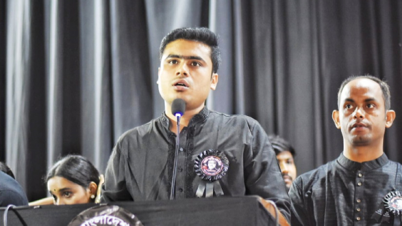 অনুষ্ঠানে বক্তব্য রাখছেন ছাত্রলীগের সাধারণ লেখক লেখক ভট্টাচার্য