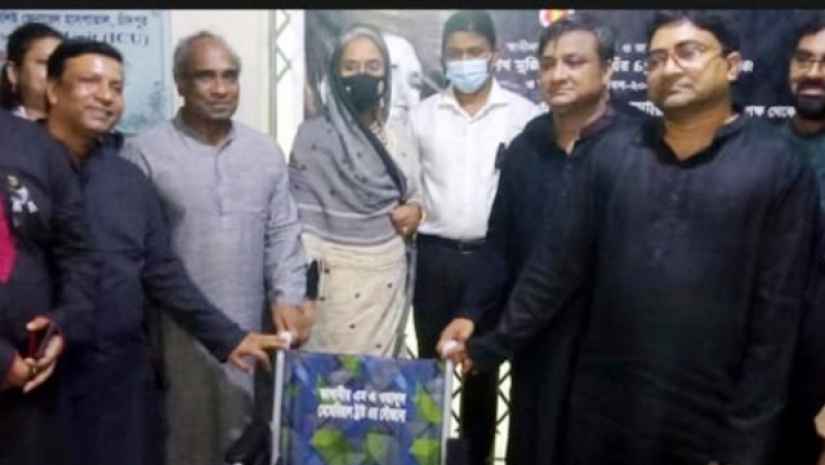 হুহুর চেয়ার বিতরন করছেন শিক্ষামন্ত্রী