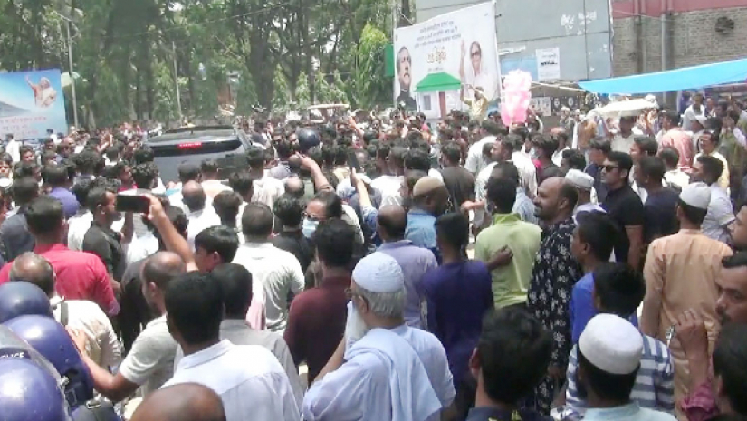 আদালত চত্বরে আওয়ামী লীগের দু’গ্রুপের পাল্টাপাল্টি ধাওয়া 