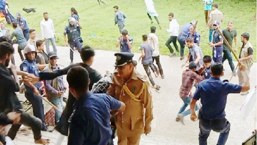 ছাত্রলীগের নেতাকর্মীদের ওপর পুলিশের লাঠিচার্জ