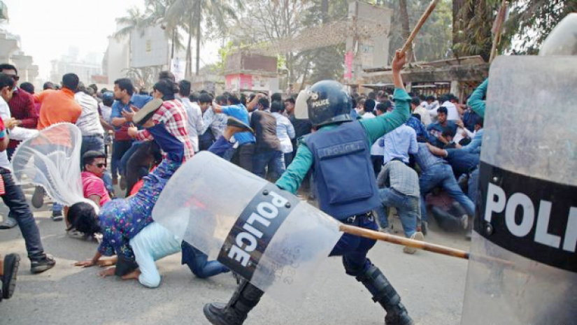 ছাত্রলীগ পেটানো পুলিশের বাড়াবাড়ি, বিরোধীদের মারলে পেশাদারি
