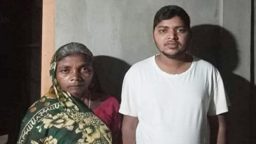 মায়ের সঙ্গে অঞ্জন