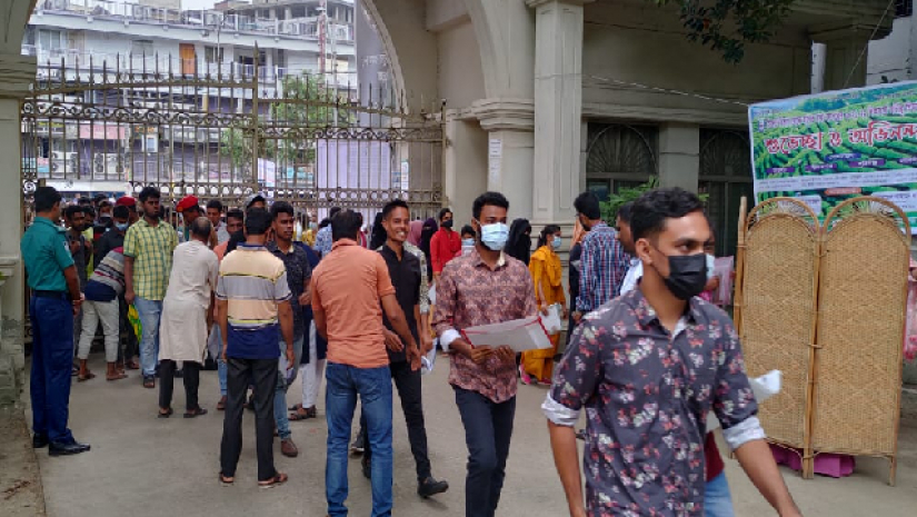 ঢাকা কলেজ কেন্দ্রে ভর্তি পরীক্ষার্থীরা