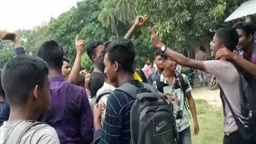 ছাতারী উচ্চ বিদ্যালয়ে বিক্ষোভ করে শিক্ষার্থীরা