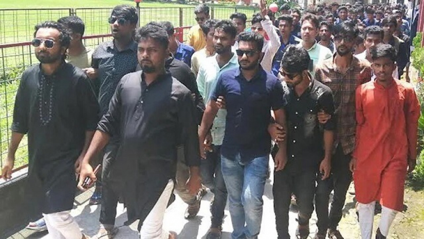 শরণখোলা সরকারি কলেজে ছাত্রলীগের বিক্ষোভ