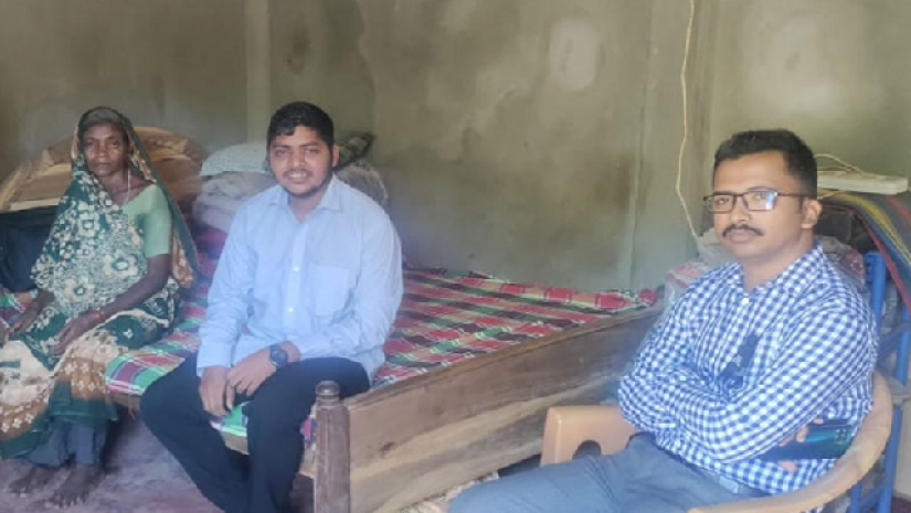 মায়ের সাথে সন্তোষ রবি দাস এবং ইউএনও সিফাতউদ্দিন
