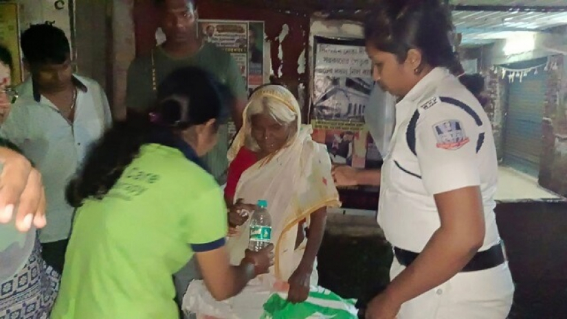 বস্তায় টান মারতেই ভেতর থেকে বেরিয়ে আসেন জীবিত বৃদ্ধা