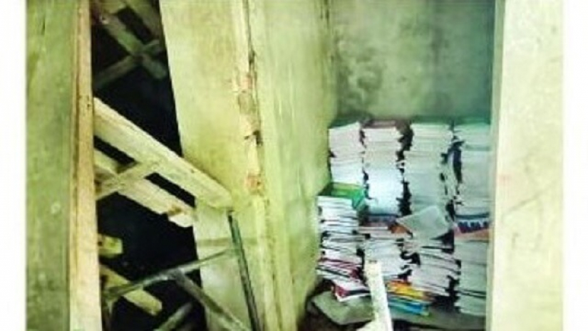 মাদ্রাসার টয়লেটে লুকিয়ে রাখা নতুন বই