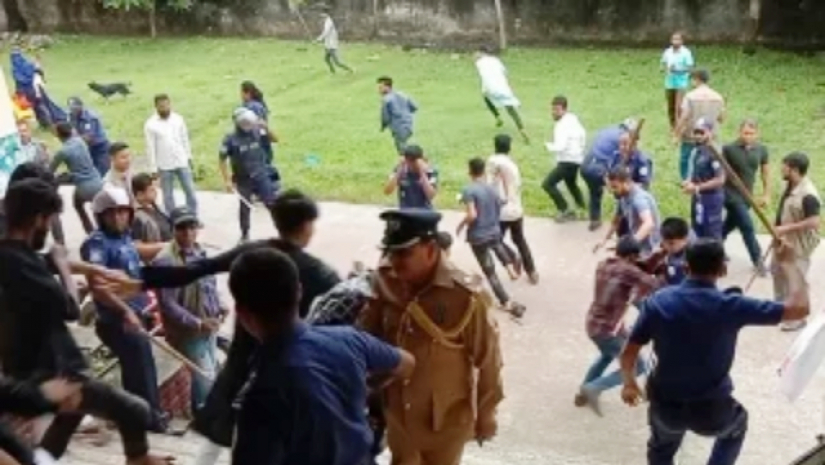 বরগুনায় জাতীয় শোক দিবসের অনুষ্ঠানে জেলা ছাত্রলীগের নেতাকর্মীদের ব্যাপক মারধর করেছে পুলিশ