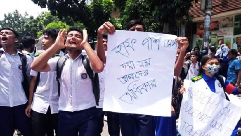 হাফ পাসের দাবিতে বনানীতে শিক্ষার্থীদের সড়ক অবরোধ