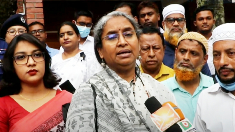 সাংবাদিকদের সঙ্গে কথা বলছেন শিক্ষামন্ত্রী