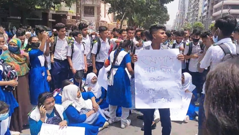 হাফ ভাড়ার দাবিতে আন্দোলন