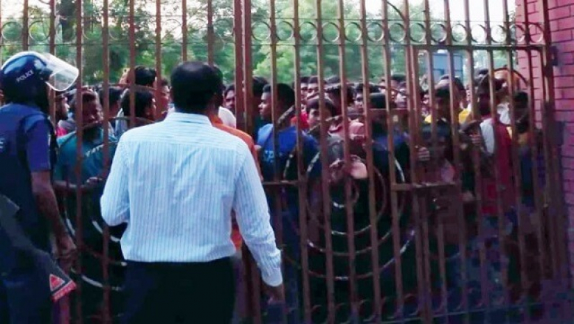 ঘটনায় সময় বিদ্যালয়ের সামনে স্থানীয় জনতার ভিড়