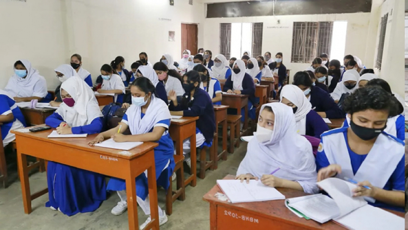 ক্লাসে শিক্ষার্থীরা