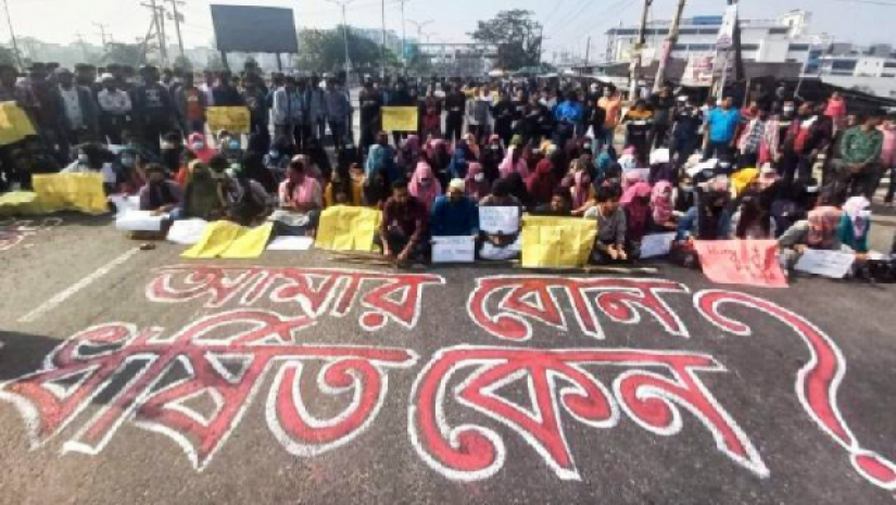 বশেমুরবিপ্রবি ছাত্রী ধর্ষণের ঘটনায় বিচার দাবি করে সড়ক অবরোধ করেছেন তার সহপাঠীরা