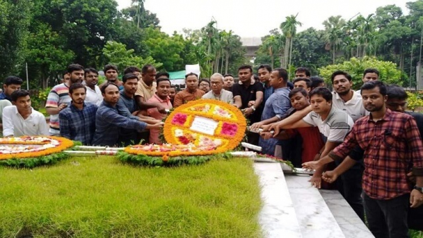 জাতীয় কবির মাজারে শ্রদ্ধা নিবেদন করেন বিএনপি ও ছাত্রদলের নেতাকর্মীরা