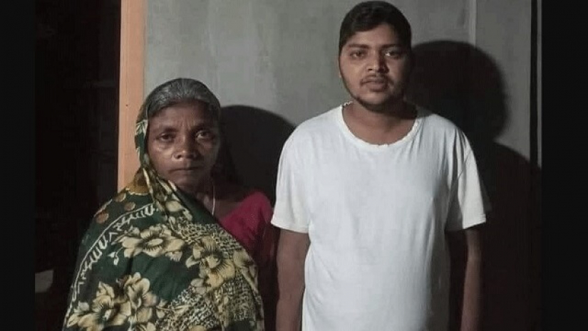 মায়ের সঙ্গে ঢাকা বিশ্ববিদ্যালয়ের ছাত্র সন্তোষ রবিদাস অঞ্জন
