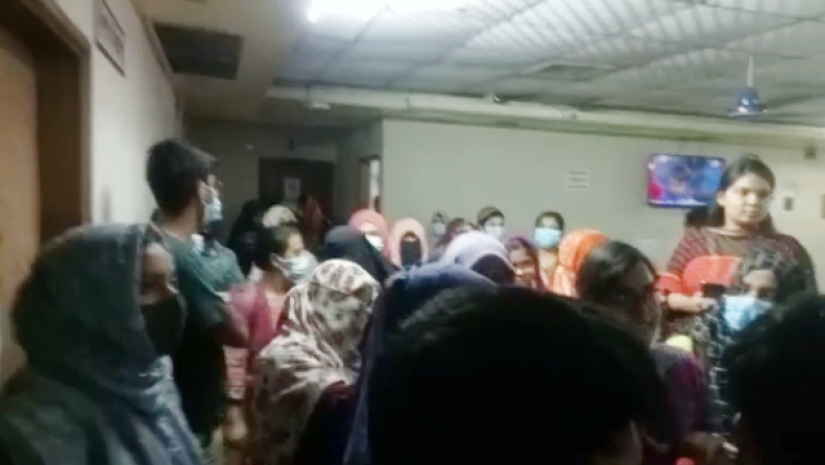 চেয়ারম্যানের কক্ষের সামনে শিক্ষার্থীরা