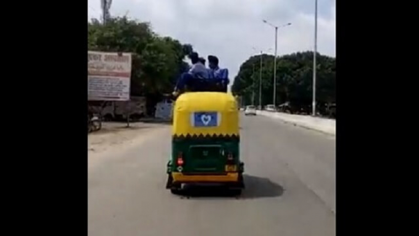 অটোর মাথায় বসে স্কুলে যাচ্ছে ছাত্ররা, ভিডিও ভাইরাল