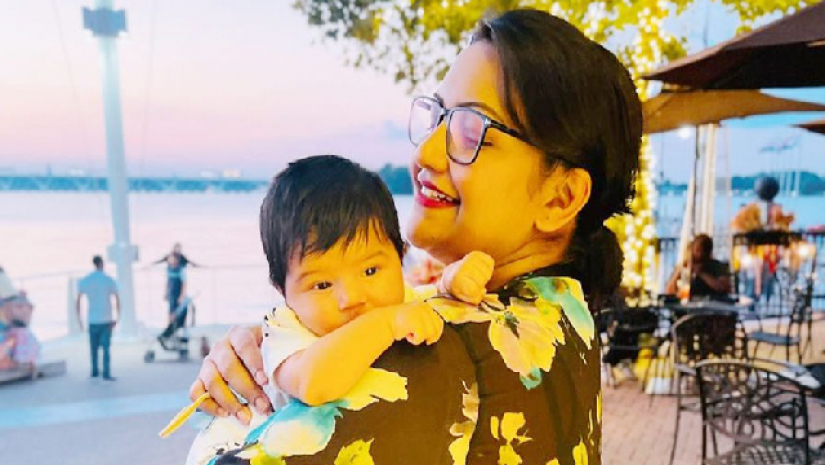 মেয়েকে প্রকাশ্যে আনলেন নওশীন 