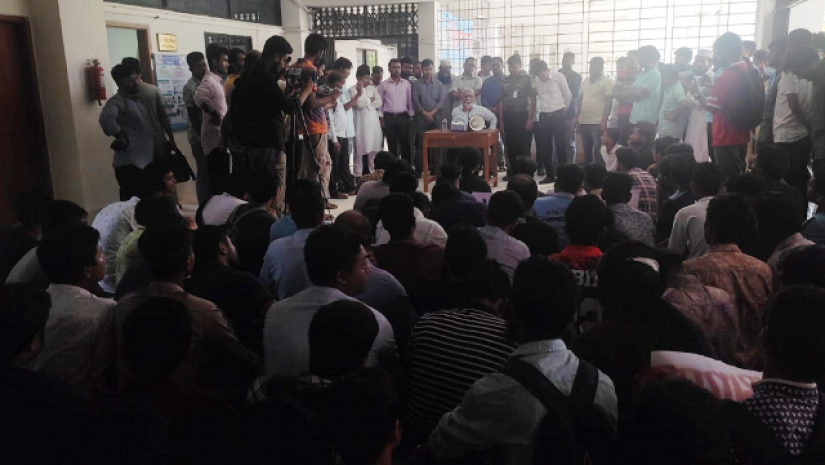 শিক্ষার্থীদের সাথে উপাচার্যের মুক্ত আলোচনা