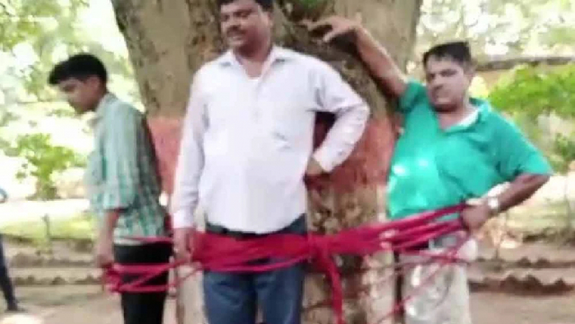 নম্বর কম দেয়ায় শিক্ষককে গাছে বেঁধে পেটালো ছাত্ররা