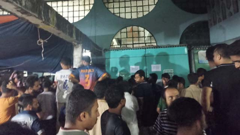 দা সূর্যসেন হলে দোকান বন্ধ করলেন শিক্ষার্থীরা