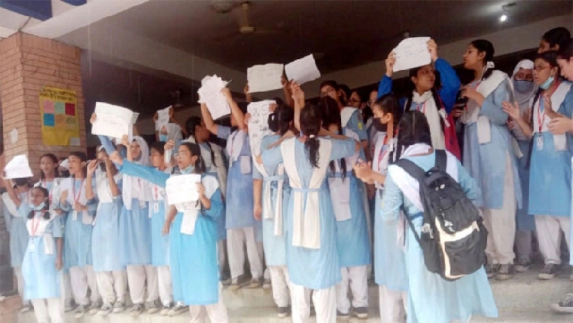 আন্দোলনরত ছাত্রীরা