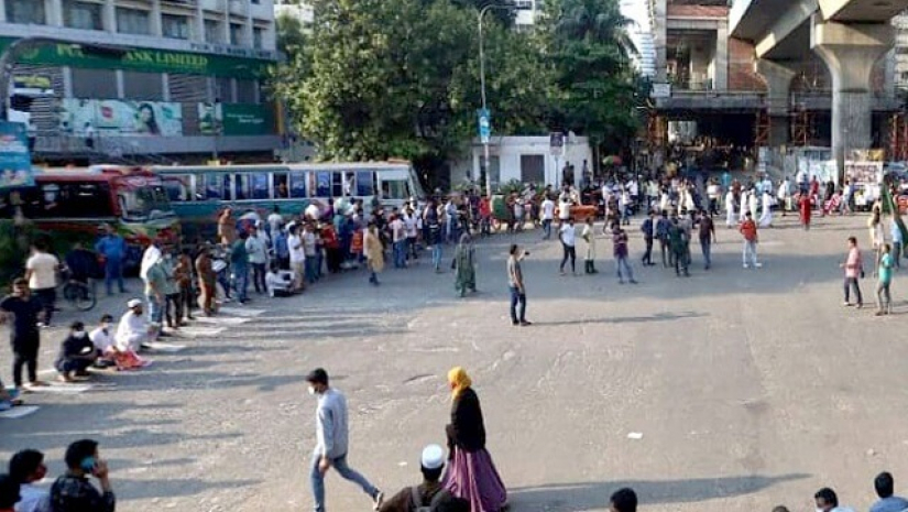 গত শুক্রবার শাহবাগ মোড় অবরোধ করে চাকরির বয়স বৃদ্ধির দাবিতে আন্দোলন