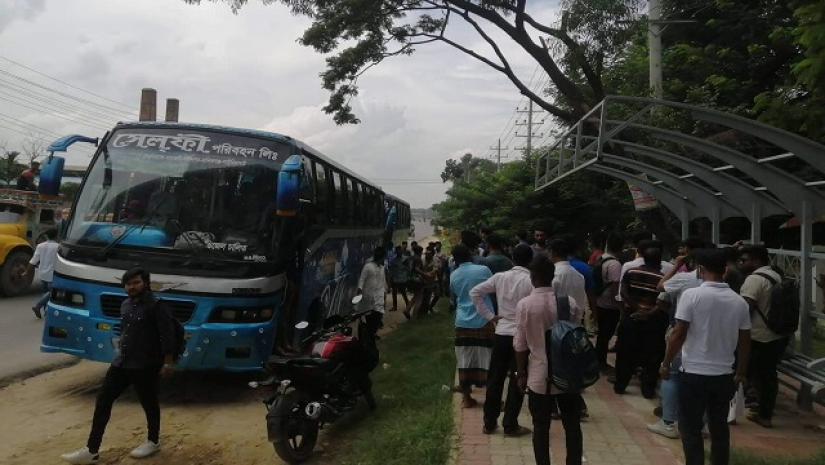 বাস আটকে বিক্ষোভ করেছেন সাভারের গণ বিশ্ববিদ্যালয়ের শিক্ষার্থীরা