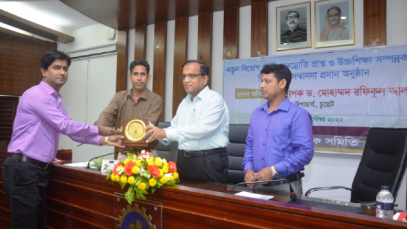 চুয়েট বিশ্ববিদ্যালয়ের একাডেমিক কাউন্সিল কক্ষে আয়োজিত শিক্ষকদের সম্মাননা প্রদান