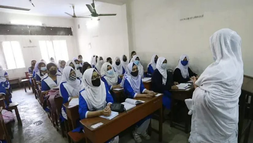 বিদ্যালয়ে পাঠদান করছেন শিক্ষক