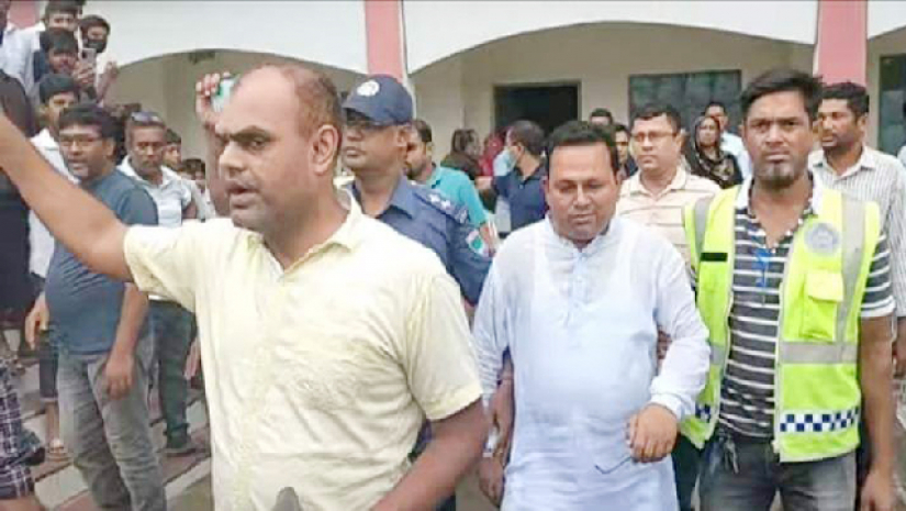 অভিযুক্ত শিক্ষককে নিয়ে যাওয়া হচ্ছে