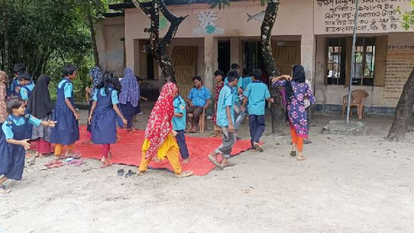 খোলা আকাশের নিচে পাঠদান