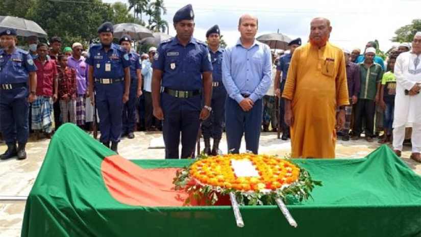 বাড়ির উঠানে বাবার লাশ, পরীক্ষা কেন্দ্রে ছেলে