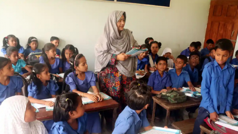 ক্লাস নিচ্ছেন প্রাথমিকের শিক্ষার্থীরা