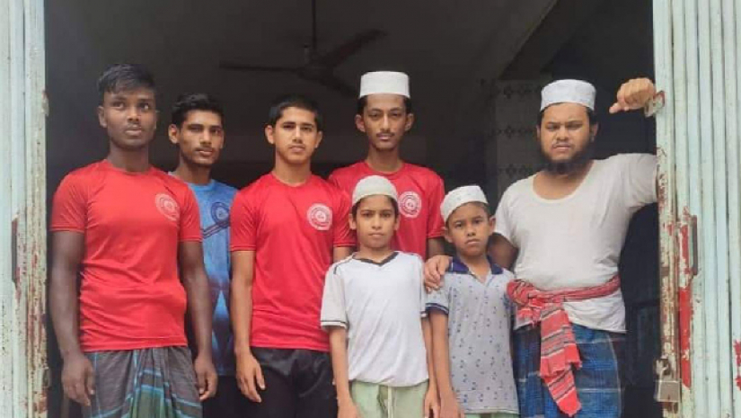 শুক্রবার আসলেই মসজিদ পরিষ্কার করেন শিক্ষার্থীরা,