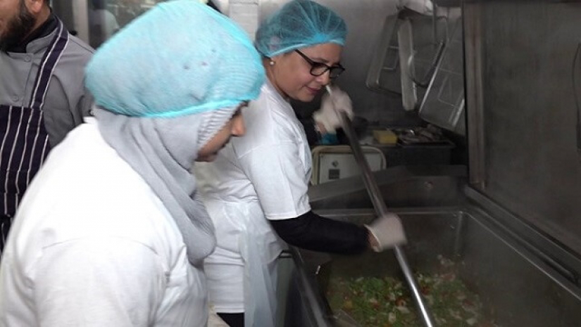 সমুচা তৈরি করছেন বাংলাদেশীরা