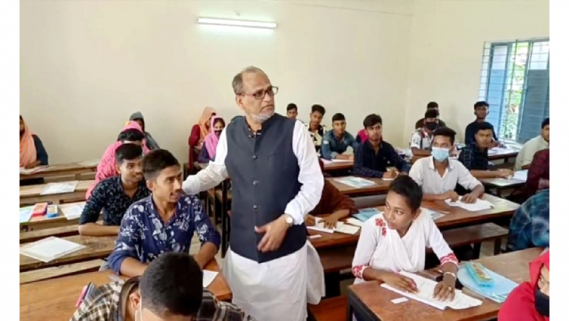 এসএসসি পরীক্ষা কেন্দ্রে ফেসবুক লাইভে গেলেন এমপি!