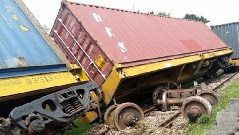 লাইনচ্যুত ট্রেনের বগি